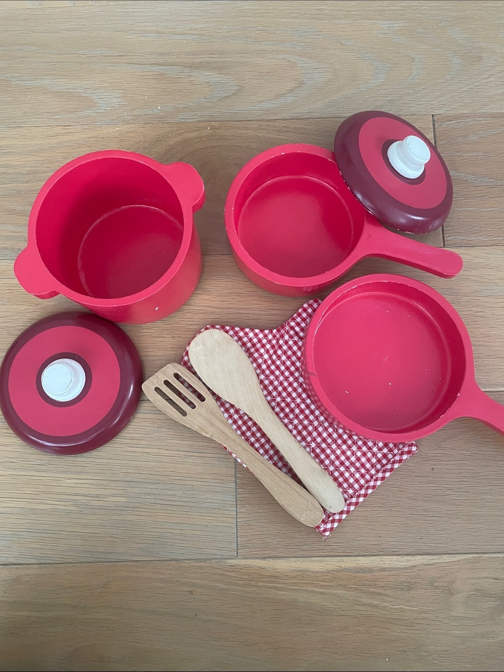 Melissa & Doug Red Wooden Play Pot and Pan Set with Gingham Potholder